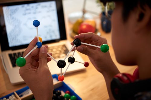 Determining the size of atoms: methods and influencing factors